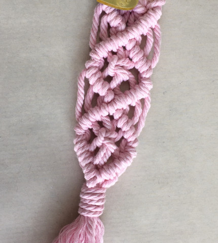 Μακραμέ Mπρελόκ Νονά Ροζ